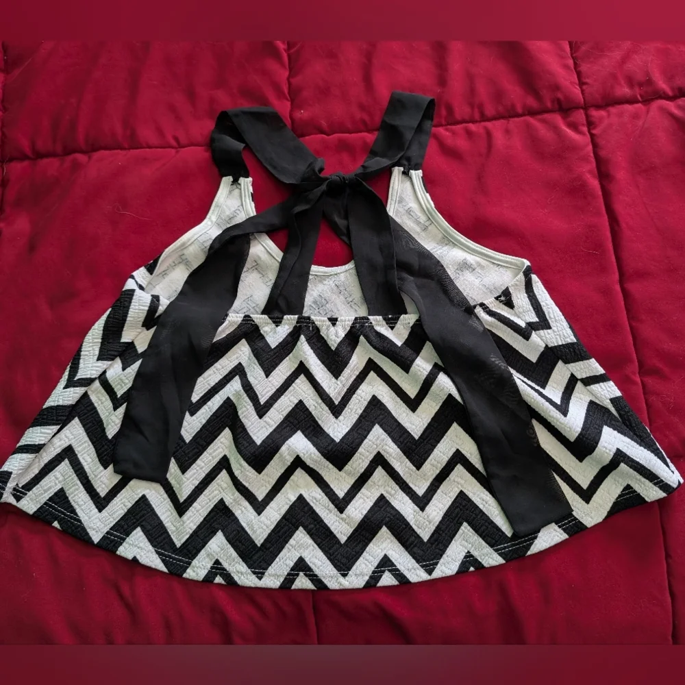 Chevron Patterned Crop Top - Picture 2 of 4